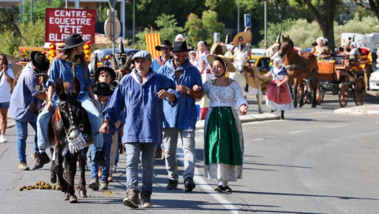 Fêtes de la Saint-Laurent à Allauch : traditions provençales rassemblent familles locales.