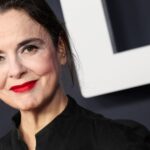 L’adolescence du perroquet d’Amélie Nothomb présente une histoire d’amour inattendue.