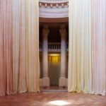 Exposition d&rsquo;Adrien Vescovi à Marseille : des installations colorées transforment la Vieille Charité.