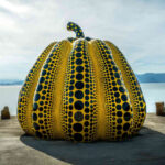 Yayoi Kusama : 7 installations marquantes de l&rsquo;art contemporain à travers le monde.
