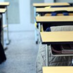 Un enseignant conserve une chaise vide en classe pour symboliser l&rsquo;absence d&rsquo;un élève.