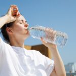 La chaleur estivale augmente les douleurs corporelles, selon des experts médicaux.