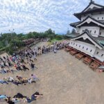 Deux mille Japonais déplacent un donjon de 360 tonnes sur quelques mètres.