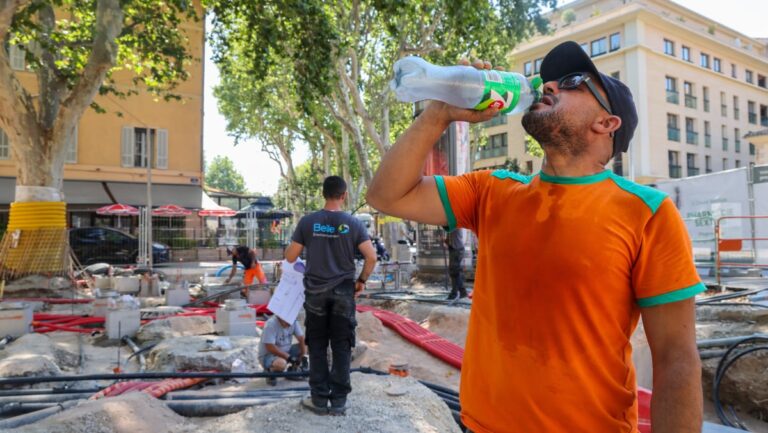 Aix : La chaleur intense affecte les ouvriers en bas du cours Sextius.