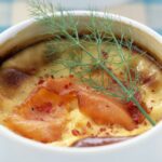 Clafoutis au saumon et aneth : une recette française à découvrir pour les repas estivaux.