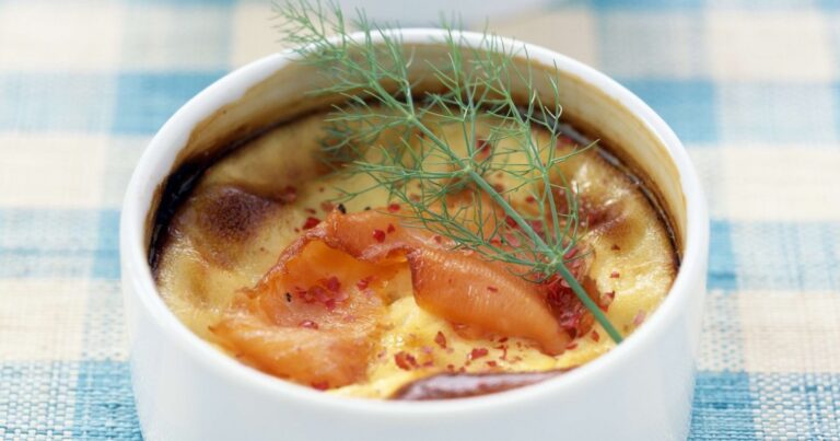 Clafoutis au saumon et aneth : une recette française à découvrir pour les repas estivaux.