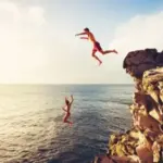 Cliff jumping : des blessures graves signalées chez des pratiquants en France.