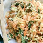 Recette de coleslaw d&rsquo;été : mélange de légumes frais pour accompagner les barbecues.