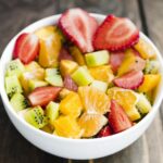 Salade de fruits : un plat estival apprécié mais souvent trop sucré pour les nutritionnistes.