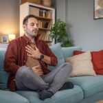Respirer profondément pendant cinq minutes réduit le stress, selon des études scientifiques.