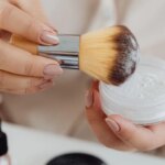 Utilisation de la poudre matifiante pour un teint lumineux et confortable en cosmétique.