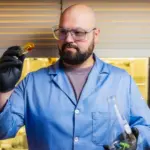 Des scientifiques transforment un plastique difficile à recycler en lubrifiant moteur performant.