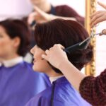 Coupe de cheveux efficace pour dissimuler le double menton après 50 ans.
