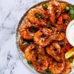 Recette de crevettes marinées à la plancha : une préparation simple et rapide pour les amateurs de fruits de mer.