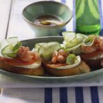 Crostinis à la mozzarella, tomates, concombre et crevettes : une recette estivale simple à réaliser.
