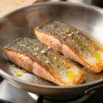 Pavé de saumon à la poêle croustillant : une méthode de cuisson prisée par les chefs français.