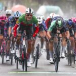 Jonathan Milan remporte la première étape du Renewi Tour au photo finish sous la pluie.