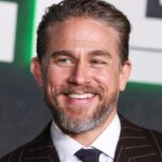 Charlie Hunnam adopte une méthode de décompression sur le tournage d&rsquo;une série Netflix déconseillée aux moins de 16 ans