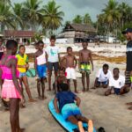 La jeunesse ivoirienne adopte le surf comme nouvelle activité de loisir.