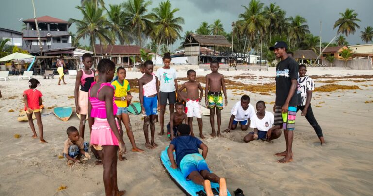 La jeunesse ivoirienne adopte le surf comme nouvelle activité de loisir.