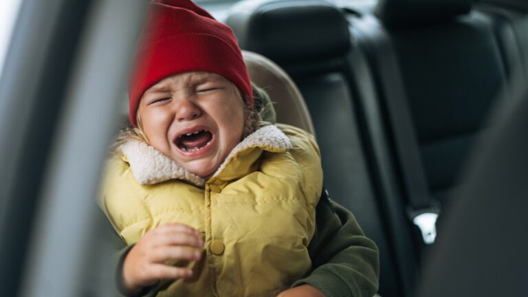Chassé-croisé : conseils d’une psychologue pour réduire les tensions en voiture avec les enfants