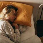 Dormir sur le côté gauche favorise une meilleure digestion, selon des études médicales.