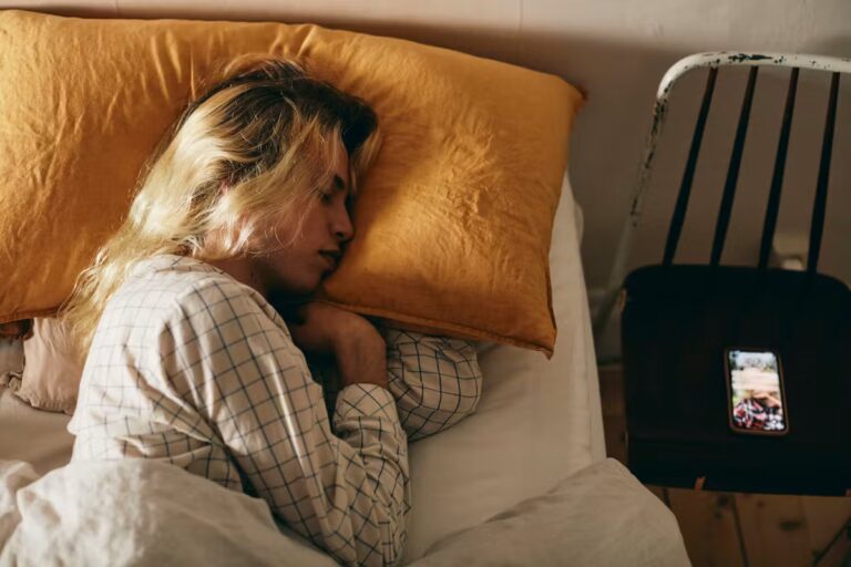 Dormir sur le côté gauche favorise une meilleure digestion, selon des études médicales.