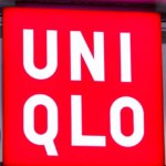 Uniqlo présente un pull confortable et chic pour la rentrée, adapté à diverses occasions.