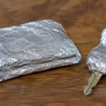 Envelopper sa carte bancaire et ses clés dans du papier aluminium : recommandations de sécurité en France.