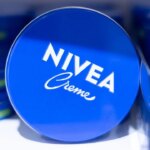 Rafaela Ribeiro recommande la crème Nivea pour son utilisation polyvalente en pharmacie.