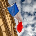 Fitch maintient la note de la France à A+, un défi pour les entreprises en dette.