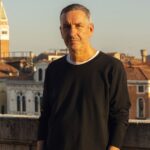Dries Van Noten affirme que la beauté peut catalyser des changements sociaux significatifs.