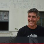 Maxime Ourly présente cent casquettes militantes à Villeurbanne pour défendre des causes sociales.