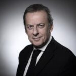 Olivier Nora, ancien directeur des éditions Grasset, fonde sa propre maison d’édition.