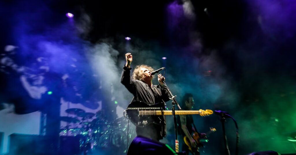 La Gen Z s’intéresse à la masculinité vulnérable de The Cure dans un contexte culturel mondial.