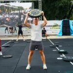 Des hommes exhibent leur corps pour revendiquer une position dans une hiérarchie sociale.