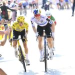 Demi Vollering remporte le Maillot Jaune au Tour de France, promettant un final haletant.