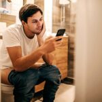 Temps recommandé passé aux toilettes pour une selle selon des experts en santé digestive.