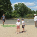 Près d&rsquo;Elbeuf, un après-midi de pétanque rassemble plusieurs générations.