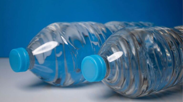 Hausse des prix de l’eau minérale en Algérie liée à l’augmentation des coûts du plastique