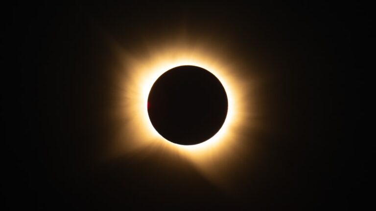 Éclipse solaire et étoiles filantes : récapitulatif d’une nuit d’observation astrale.