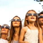 Éclipse solaire : risques pour la santé visuelle des jeunes enfants identifiés par des experts.