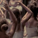 Une école de danse en France offre des cours aux petites filles en situation de handicap.