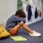 Les enfants anxieux à la rentrée partagent souvent un même facteur, selon les psychologues.