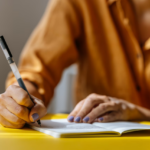L&rsquo;écriture manuscrite influence le développement cognitif selon des études neuroscientifiques.