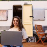 Une femme s&rsquo;installe dans un camping-car pour soutenir son grand-père veuf.
