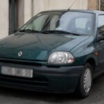 Gaïa, étudiante, conserve sa Clio de 1999 malgré l&rsquo;absence de climatisation.
