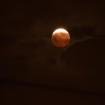 Éclipse lunaire observée à Los Angeles, Rome et Dakar, offrant des images spectaculaires.