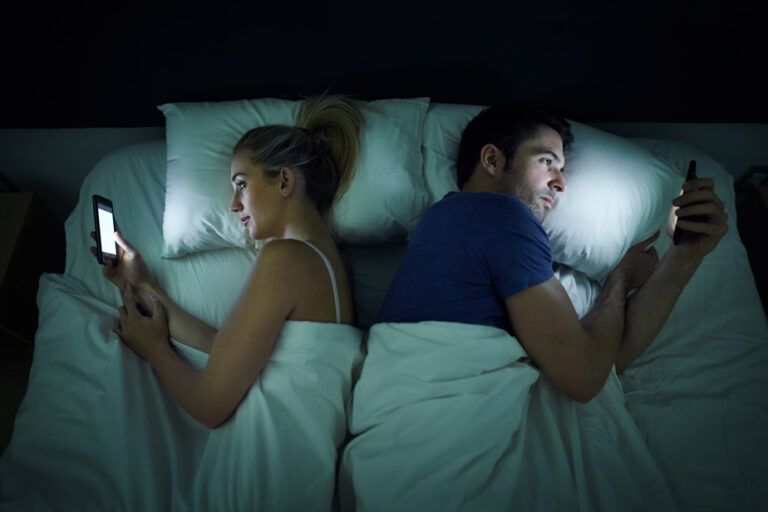 Le téléphone dans la chambre : une étude révèle des tensions dans les couples.