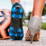 Des footballeuses en escarpins remettent en question les normes sportives traditionnelles.